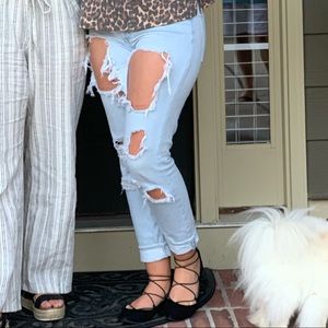 Distressed boyfriend jeans 🍑